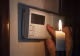 Becuri care pâlpâie, electrocasnice care se defectează. Un sibian a forțat ANRE să sancționeze distribuitorul de energie și a schimbat regula jocului