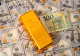 Leul, în scădere liberă: euro și dolarul ating noi recorduri. Cu cât se vinde gramul de aur