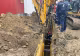 Un bărbat a fost prins sub un mal de pământ surpat în Bacău. Victima este inconștientă