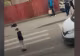 Noul trend care îi scoate din minți pe șoferi. Adolescenții blochează intenționat trecerile de pietoni- VIDEO