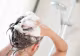 Ce trebuie să pui în șampon ca să oprești căderea părului. Remediul natural care face minuni 