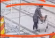 Scene de comedie în București. O femeie a încercat să plece cu șine de tramvai într-un cărucior de supermarket - VIDEO