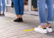 Un tânăr a făcut o meserie din statul la coadă și câștigă bani buni din asta