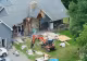 Un bărbat și-a demolat casa cu excavatorul după ce soția a cerut divorțul. Familia se afla în interior în timpul scenei șocante
