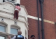 Momente de tensiune în Londra: O fetiță agățată de pervazul unei clădiri a fost salvată în ultima secundă de un polițist și un trecător - VIDEO