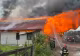 Incendiu violent în județul Buzău. Pompierii din două județe încearcă să stingă flăcările care au cuprins două case -VIDEO 