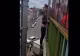 Bărbat agățat de marginea unui pasaj, salvat în ultimul moment