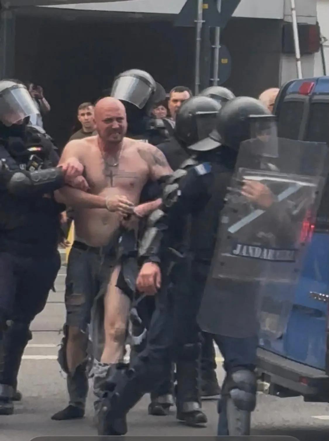 Un individ a fost reținut după ce a încercat să răstoarne mașina jandarmilor.