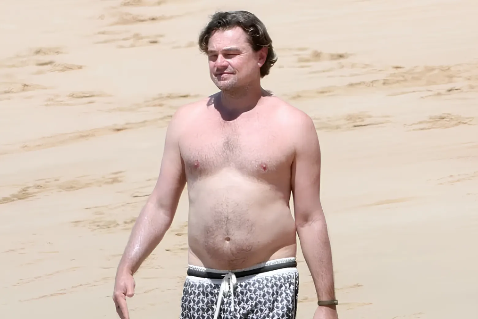 Leonardo DiCaprio fără tricou pe plajă