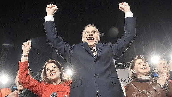 Preşedinte de-o noapte. Bucuria lui Mircea Geoană va rămâne în galeria de momente ridicole ale istoriei