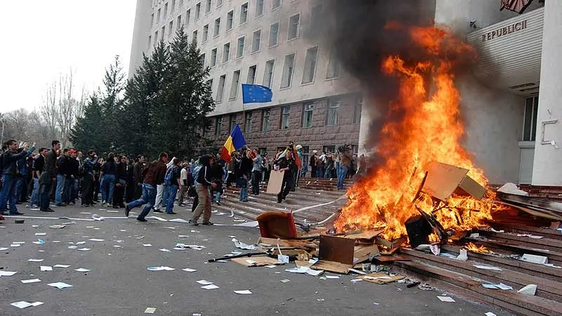 La 20 de ani de la Revoluţia noastră, fraţii de peste Prut s-au revoltat şi ei puţin
