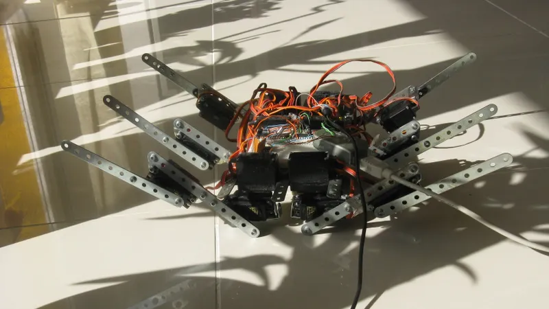 Openhexapod este robotul cu şase picioare inventat de Andrei Ruse