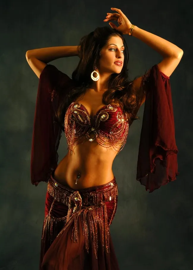 <p><strong>HALLOWEEN 2014.</strong> Costume de <strong>HALLOWEEN</strong> &icirc;n funcţie de siluetă</p>