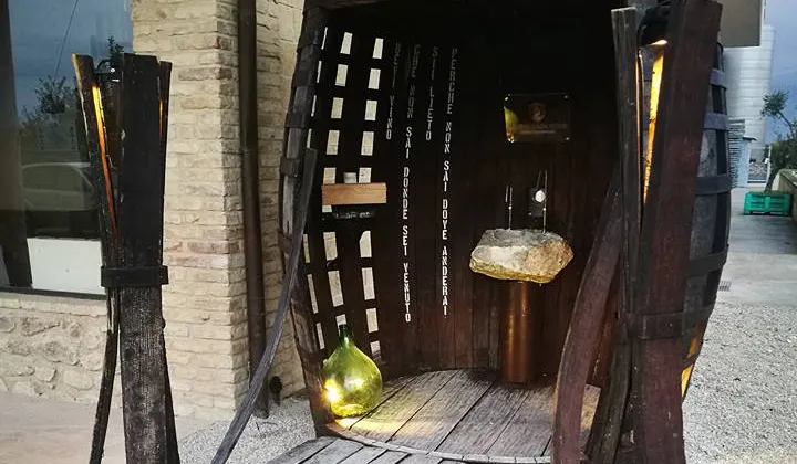 <p>Fantana cu vin roşu</p>