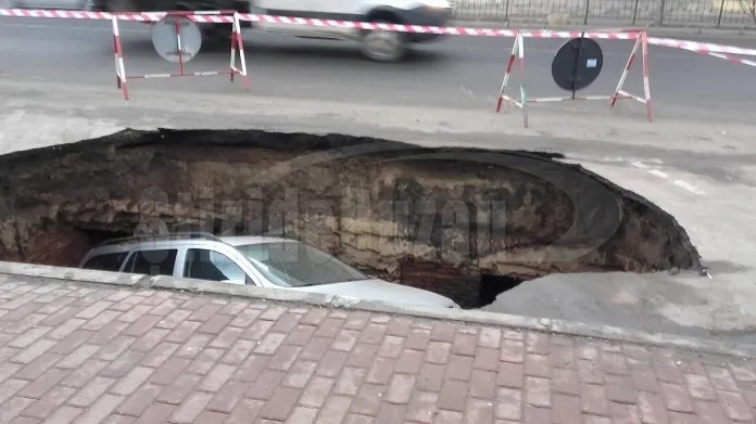 Groapa apărută peste noapte