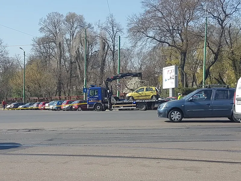 <p>Mașini ridicate la parcul Carol, &icirc;n sectorul 4</p>