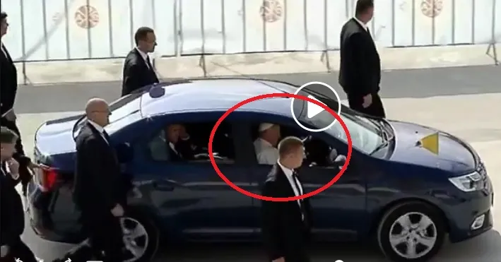 <p>Papa Francisc, pe locul din dreapta a unui Logan albastru</p>