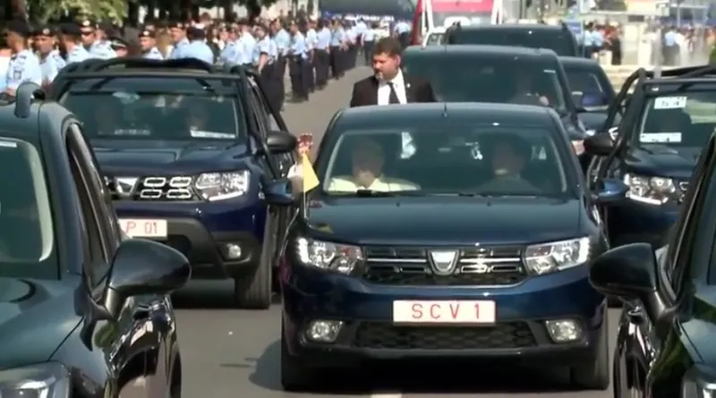 <p>Papa Francisc, pe locul din dreapta a unui Logan albastru</p>