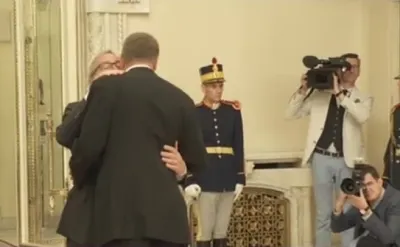 Klaus Iohannis îmbrîțișat de Jean-Claude Juncker (2017)
