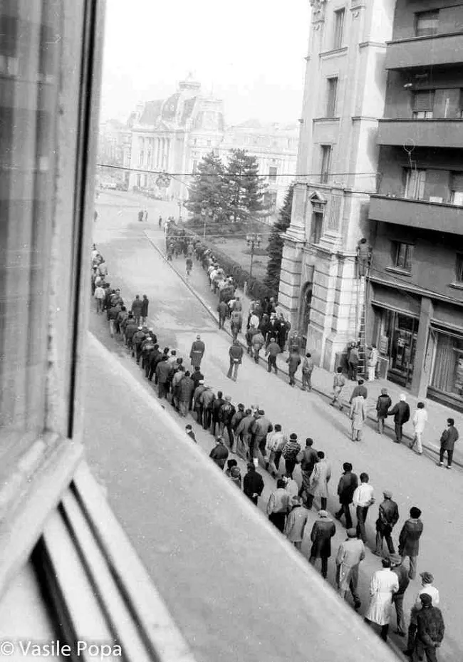 Revolutie, 21 decembrie 1989, Calea Victoriei. Lumea se indreapta spre mitingul lui Nicolae Ceausescu