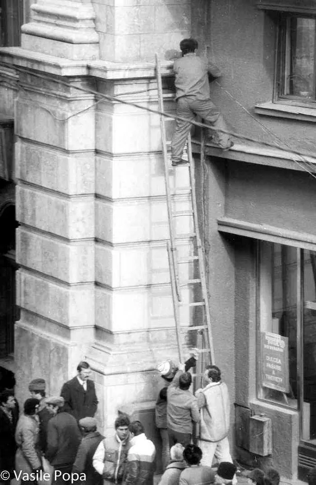 Revolutie, 21 decembrie 1989, Calea Victoriei. Lumea se indreapta spre ultimul miting al lui Nicolae Ceausescu