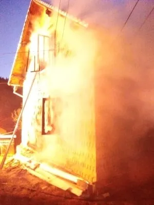 Tragedie, la Suceava! O femeie a murit, după ce casa i-a fost înghițită de flăcări