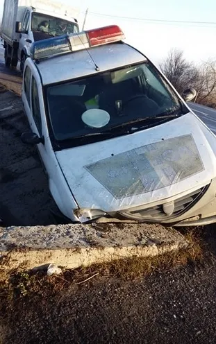 Mașină de Poliție, intrată într-un cap de pod, din cauza poleiului