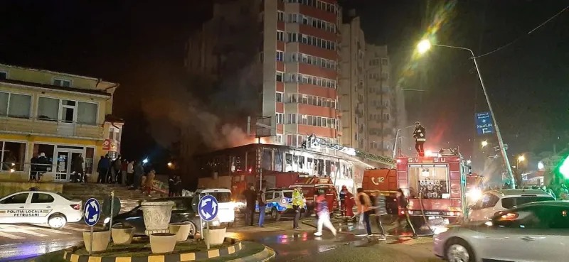 Incendiu violent la un magazin aflat la parterul unui bloc din Petroșani – poza 1