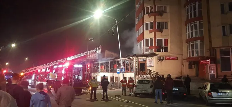 Incendiu violent la un magazin aflat la parterul unui bloc din Petroșani – poza 2