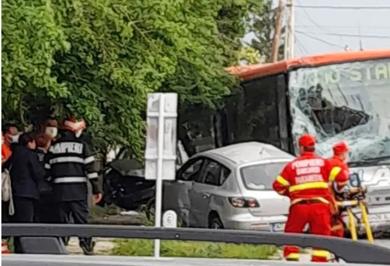 Argeş: Un autobuz a lovit două maşini parcate şi a doborât un stâlp de telefonie. O persoană, grav rănită – poza 1