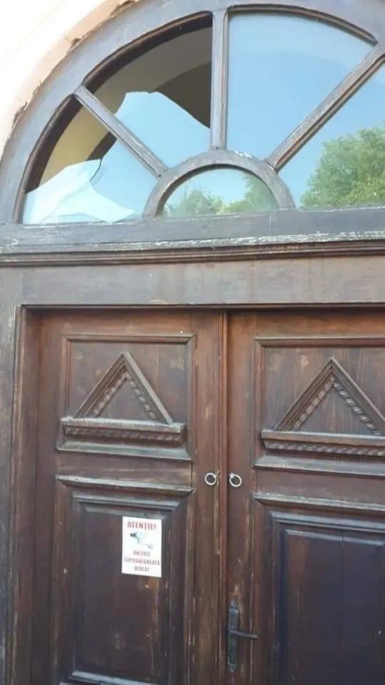 FOTO | Sinagoga din Orăștie a fost vandalizată. Mai mulți indivizi au aruncat cu pietre și au spart geamurile monumentului istoric – poza 2