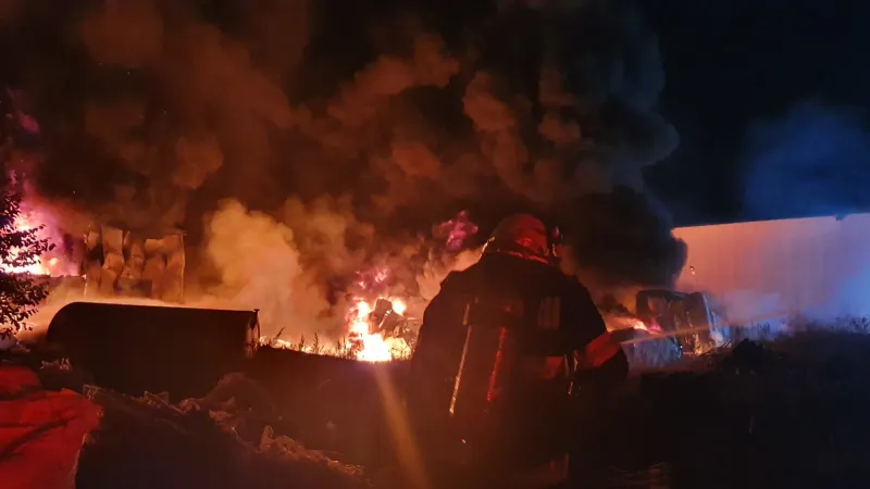 Incendiu de proporții la o hală, în Capitală: Fum greu în zona Pantelimon - Brănești! 18 autospeciale au intervenit -FOTO-VIDEO – poza 1