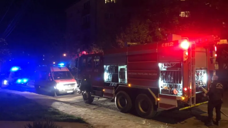 EXPLOZIE urmată de incendiu într-un bloc din Reșița: O persoană, la spital - Deflagrația, produsă de backdraft, nu de gaz - FOTO – poza 1