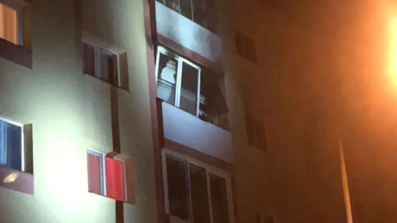 EXPLOZIE urmată de incendiu într-un bloc din Reșița: O persoană, la spital - Deflagrația, produsă de backdraft, nu de gaz - FOTO – poza 3