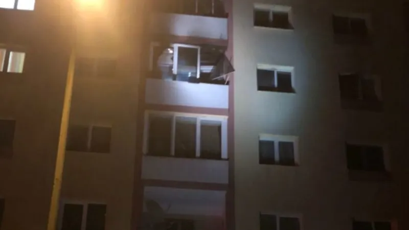 EXPLOZIE urmată de incendiu într-un bloc din Reșița: O persoană, la spital - Deflagrația, produsă de backdraft, nu de gaz - FOTO – poza 2