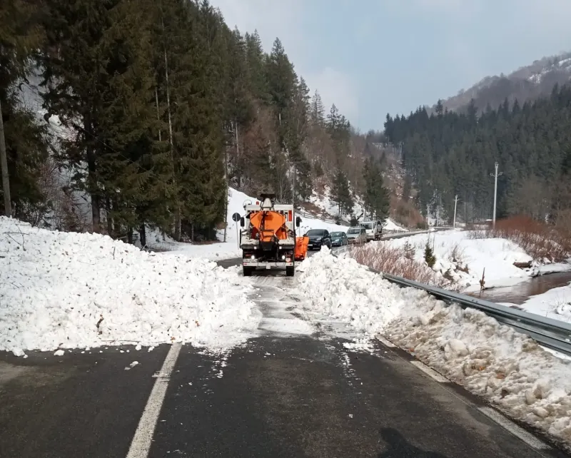 Val de avalanșe pe drumul dintre Rodna și Valea Vinului! Mașini blocate, CJSU a intervenit cu două utilaje – poza 1
