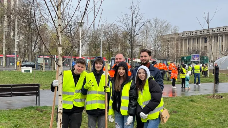 Sute de elevi au plantat copaci în Parcul Eroilor din Sectorul 5 al Capitalei - VIDEO – poza 2