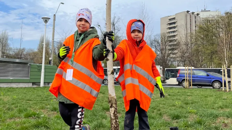 Sute de elevi au plantat copaci în Parcul Eroilor din Sectorul 5 al Capitalei - VIDEO – poza 1