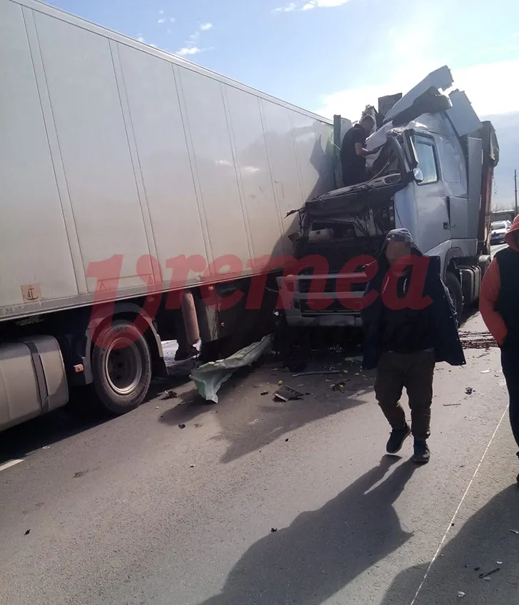 Ciocnire violentă între 2 tiruri la intrarea în Bârlad: Toată încărcătura a ajuns pe șosea - Trafic oprit pe DN24 - FOTO – poza 2