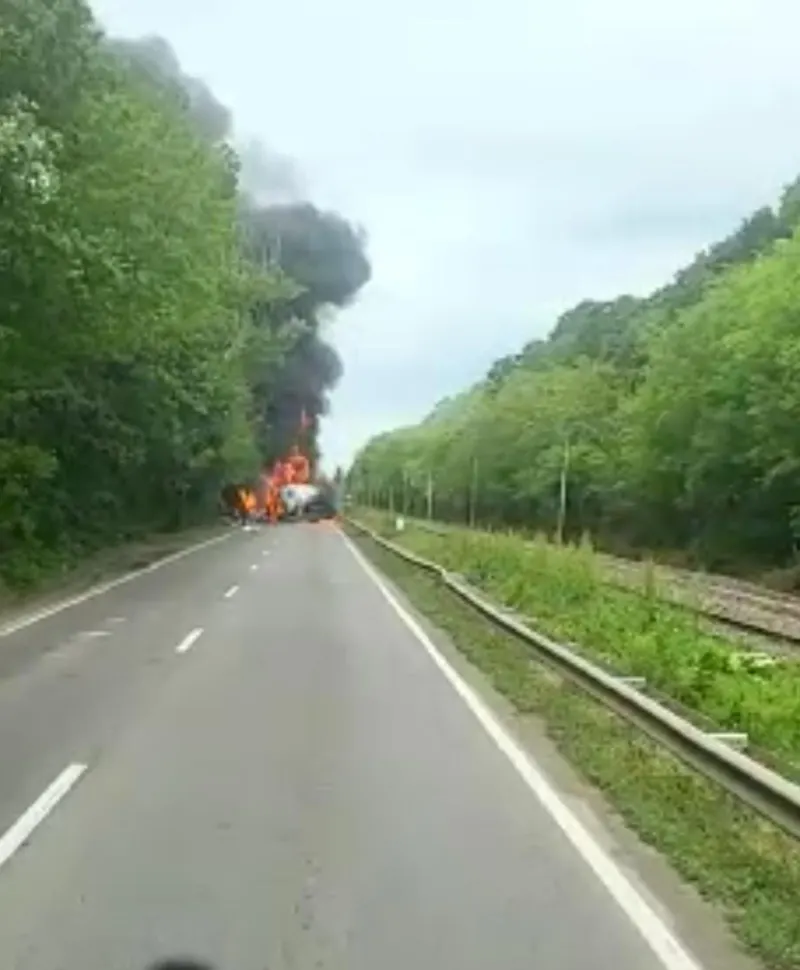 Impact violent între un camion și o cisternă, lângă București