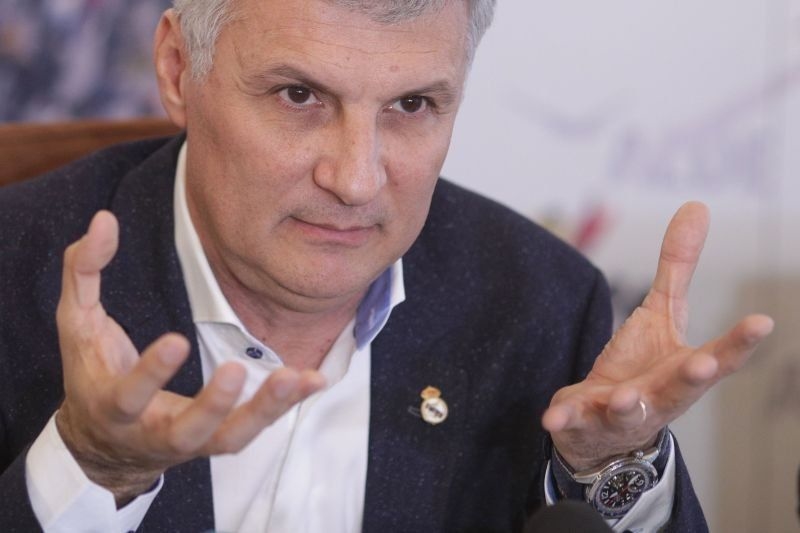 Articolul raportează acuzațiile senatorului PSD Daniel Zamfir conform cărora Ilie Bolojan ar fi negociat b… — rated ÎNȘELĂTOR
