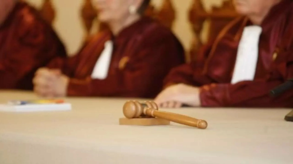 Articolul prezintă detalii despre conflictul constituțional dintre Guvernul României și Înalta Curte de Cas… — rated ADEVĂRAT