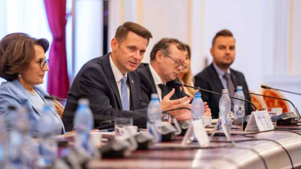 Articolul relatează despre o nuntă fastuoasă organizată de Președintele Senatului, Mircea Abrudean, deși a… — rated ÎNȘELĂTOR