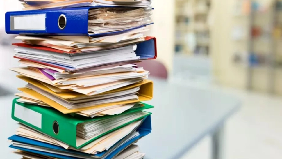 Peste 8 din 10 români au pierdut timp la cozi în ultimul an: Noul studiu care arată că statul a rămas blocat în epoca dosarului cu șină