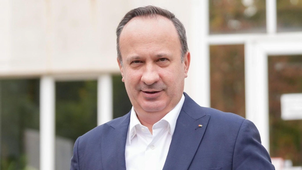 Articolul prezintă declarațiile critice ale fostului ministru al Finanțelor, Adrian Câciu, la adr… — verdict APROAPE ADEVĂRAT