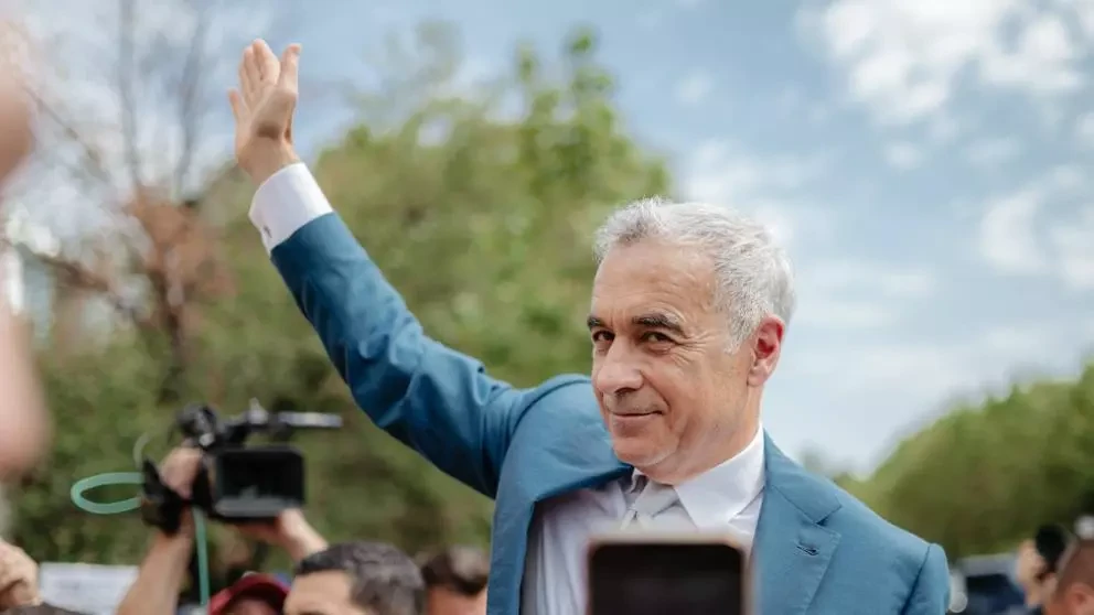 Articolul de la Realitatea PLUS relatează despre prezența lui Călin Georgescu la Biserica Sfânta Muceniță… — rated ÎNȘELĂTOR