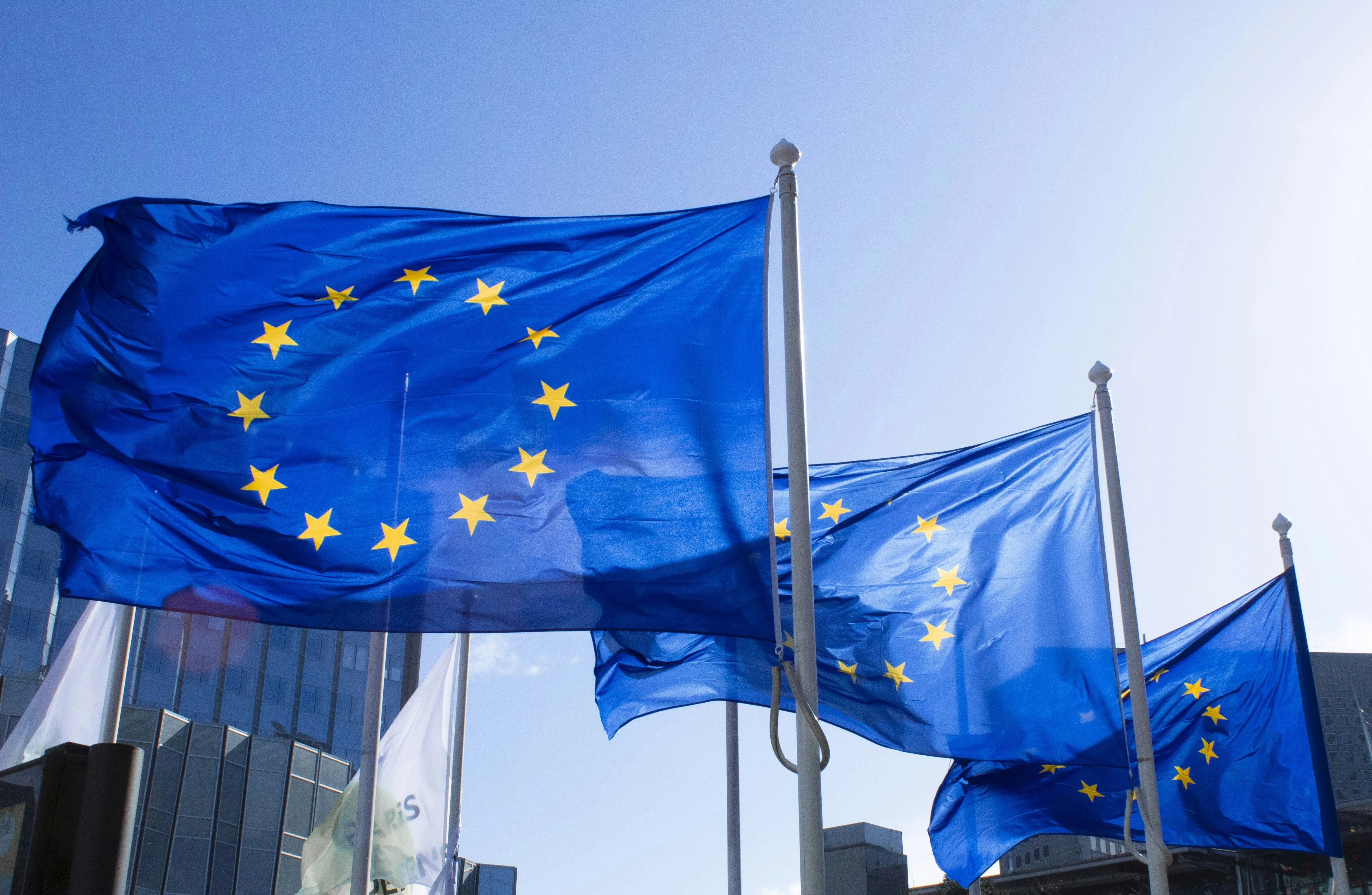 Recesiunea tehnică lovește România în 2025; Isărescu pledează pentru investiții europene și stabilitate politică — image 1