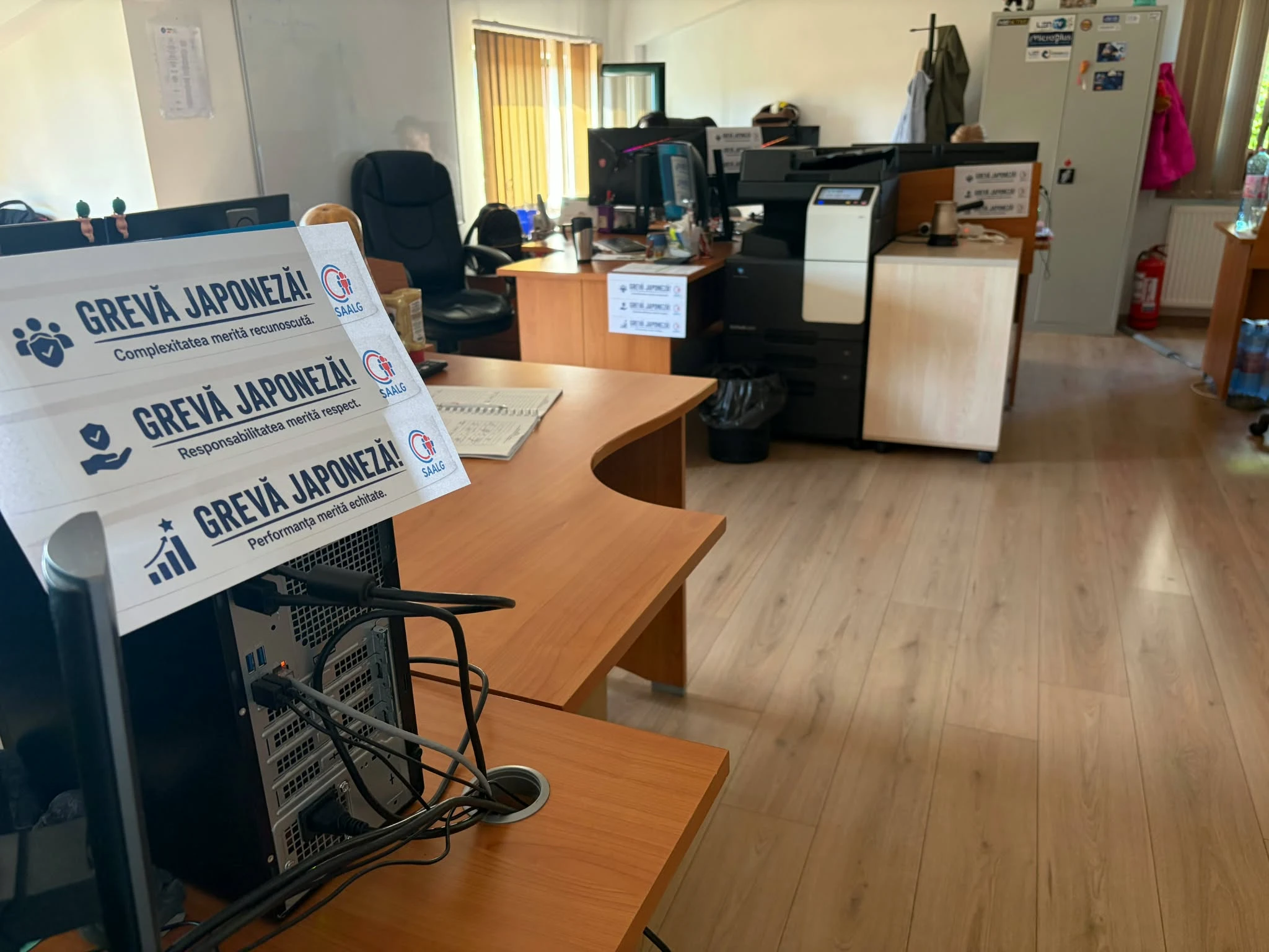 Articolul relatează despre declanșarea unei greve japoneze de către angajații Guvernului, ca răspuns la d… — verdict ADEVĂRAT