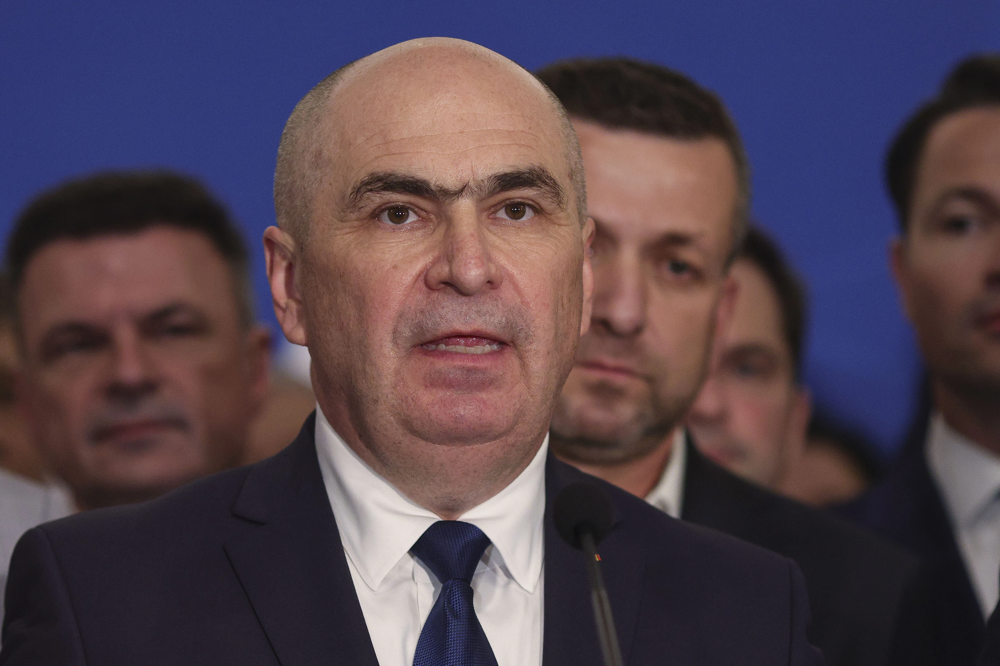 Articolul analizează declarațiile premierului interimar Ilie Bolojan privind aprobarea unei cereri de plat… — rated ÎNȘELĂTOR