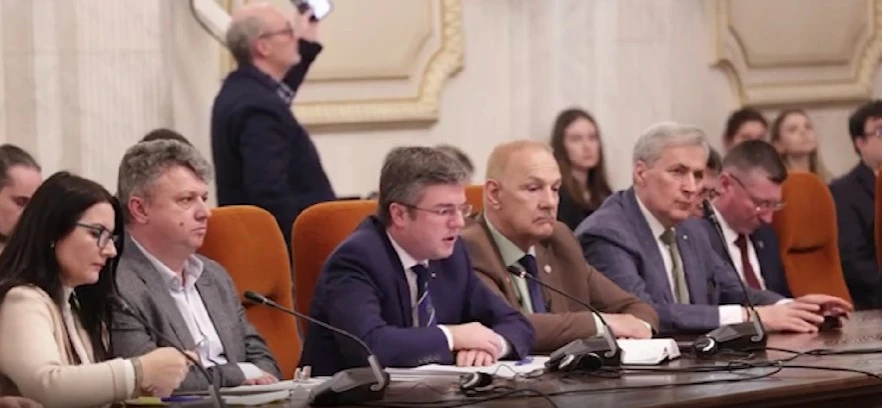 Articolul acuză pe Irineu Darău, ministrul demis al Economiei, de numiri controversate ale unor membri USR… — rated ÎNȘELĂTOR